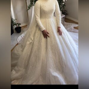 Wedding dress fits small to large size